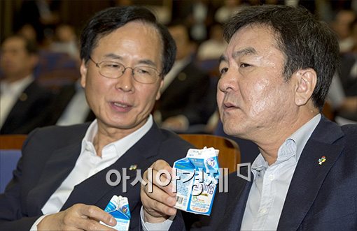 [포토]'갑' 우유 마시는 공정거래위원장