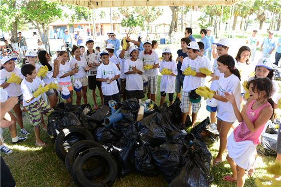 포스코건설 브라질 CSP 사업단 직원이 현장 인근에 위치한 상 곤살루 아마란찌시 지역시민과 함께 환경정화활동을 하고 있다.