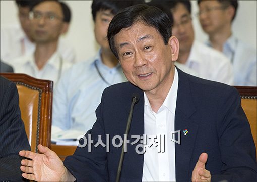[포토]진주의료원 사태 관련 발언하는 진영 장관