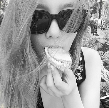 태연, 신비로운 흑백 셀카 공개 …'시크한 분위기 물씬~'