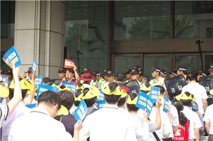 지난 6월 전국건설기업노동조합연합이 광화문 정부서울청사에서 강매분양으로 인한 가계파탄 등 문제 해결을 요구하며 집회를 열었다.