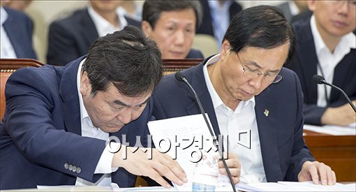 [포토]자료 보는 신제윤 금융위원장