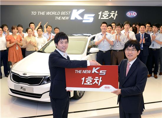 기아차 더뉴K5 첫 고객은 요리사