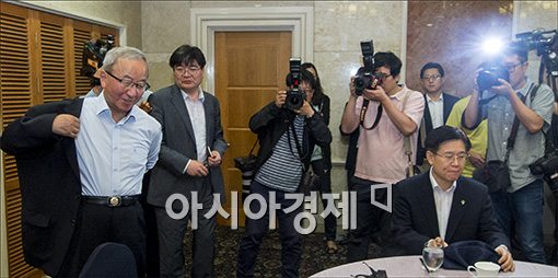 [포토]"옷 벗고 회의 합시다"