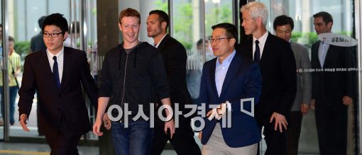 [저커버그 방한]삼성-페이스북 손잡나…마라톤 회의중