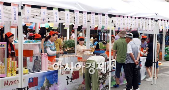 장흥 토요시장내에서 다문화 가족 이주여성들이 음식을 만들어 관광객들에게 판매하고 있다.