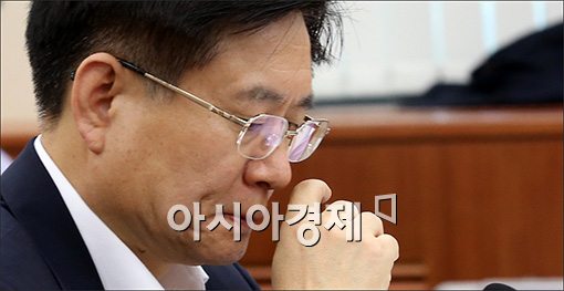 [포토]고심하는 김덕중 국세청장