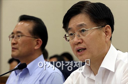 [포토]답변하는 김덕중 국세청장