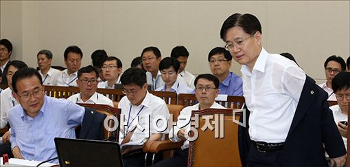 [포토]"더운데 옷 벗고 합시다"