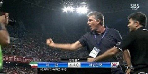▲ 카를로스 케이로스 이란 축구 대표팀 감독이 한국팀에게 '주먹감자'를 날려 구설수를 빚고 있다.(출처 : SBS 방송 화면)