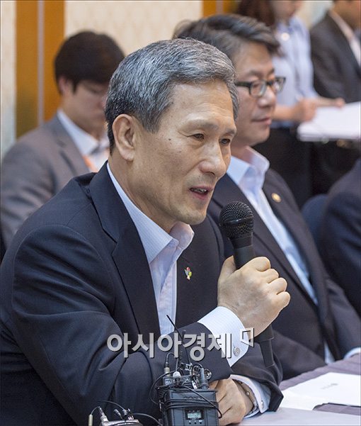 [포토]한반도 안보 관련 당정에 참석한 김관진 장관
