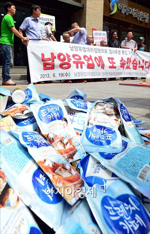 [포토]버려진 남양유업 제품들, 삭발하는 남양유업 피해자협의회