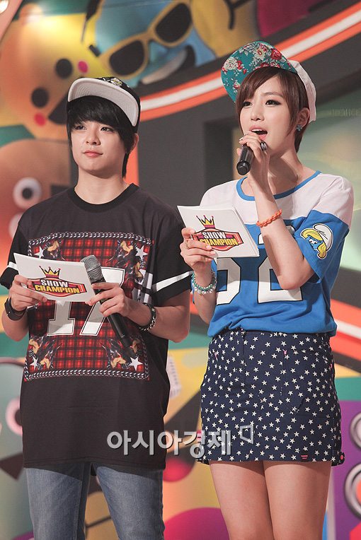 [포토]은정-엠버 '보기만 해도 시원한 미녀 MC'