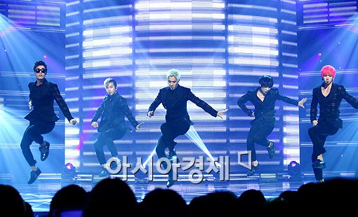 [포토]엠블랙, 공중을 향해 점프!