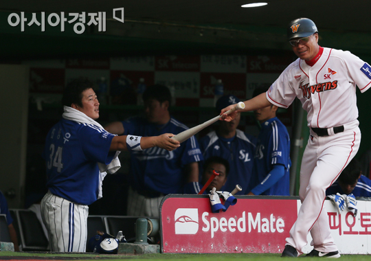 [포토] 최형우 '방망이가 날아다니면 위험하죠~'