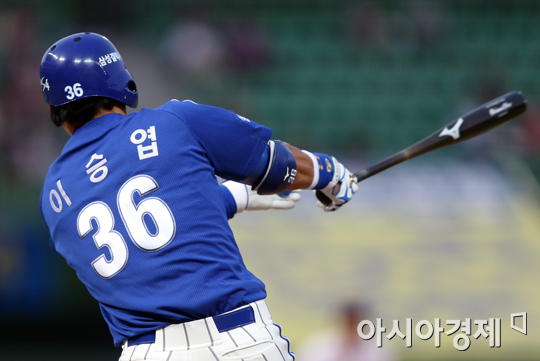 [포토] 안타치는 이승엽