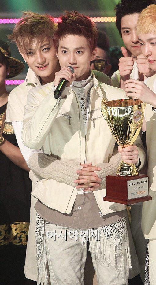 [포토]수호-타오 '핑크빛 기류? 우정의 백 허그'