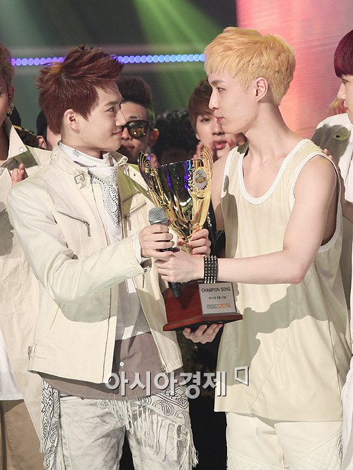 [포토]수호-레이, 멘트 욕심 '나도 말할래~'