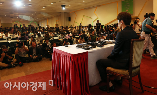 [포토] 박지성 '김민지 아나운서와의 연애 공식 발표'