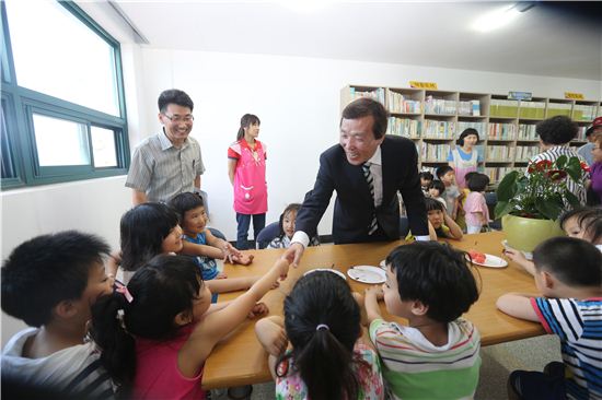 김철주 군수가 19일 향우·주민들로부터 도서 1500여권을 기증 받아 복지회관과 농협에 미니도서관을 설치·운영하고 있는 운남면을 방문, 도서관을 찾은 어린이들과 즐거운 시간을 갖고 있다.
