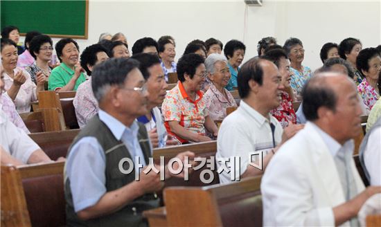 [포토]노희용 광주시 동구청장, 남광교회 경로대학 강연