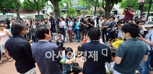 [포토]취재진들에 둘러싸인 네 사람 