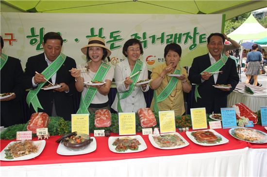 [포토]한우 한돈 판매 촉진 강남구청 직거래장터 