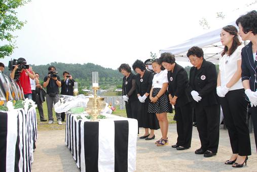 지난해 국립대전현충원 묘역에서 열린 ‘제2연평해전 10주년 추모식’ 때 참배하고 있는 유족들.