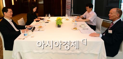 [포토]대담 중인 이민화 교수-데이비드 패리시