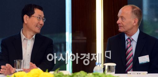 [포토]대화나누는 데이비드 패리시-이민화 교수
