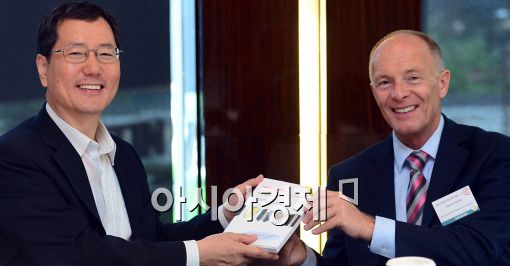데이비드 패리시(오른쪽)가 이민화 카이스트 교수(왼쪽)에게 자신의 저서 '티셔츠와 양복'을 건넨 후 기념촬영을 하고 있다. 최우창 기자@