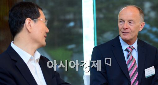 [포토]대화중인 데이비드 패리시