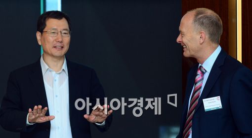 [포토]창조경제 전략가 데이비드 패리시와 대화중인 이민화 교수