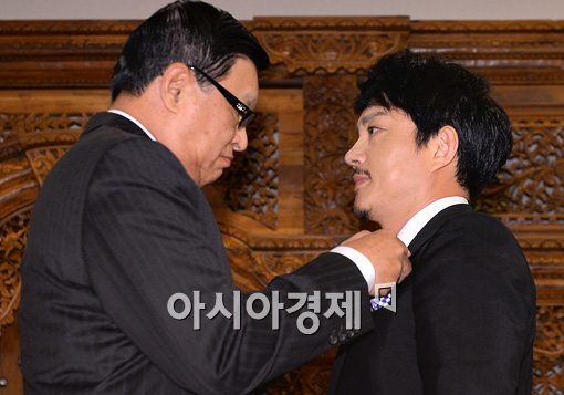 [포토]인도네시아 홍보대사 배지 수여받는 이범수