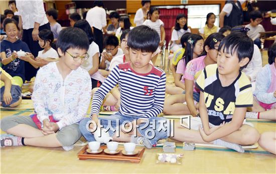 보성 녹차 맛의 매력에 흠뻑 빠진 어린이들