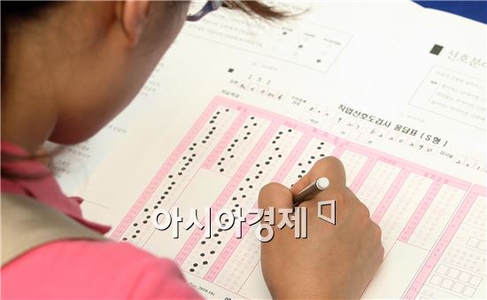 [포토]구직 응답표 작성하는 여성 구직자들 