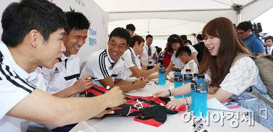 [포토] 이근호 '저도 서울 유니폼에 사인하면 안될까요?'