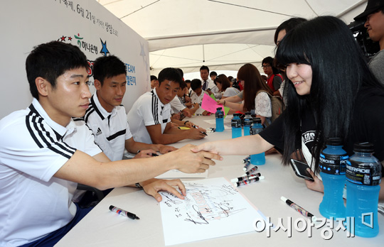 [포토] 팬과 악수 나누는 이근호