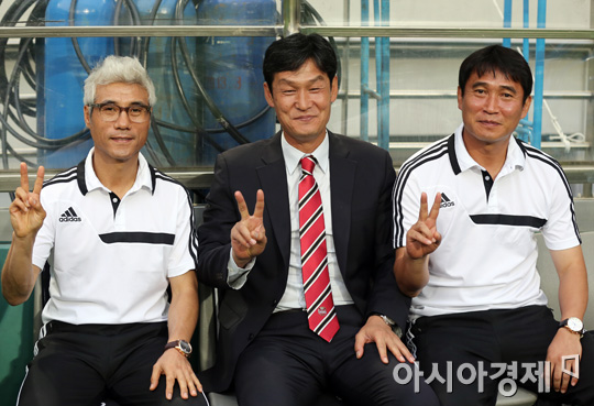 [포토] 최용수 감독 '코치진 빵빵하죠?'
