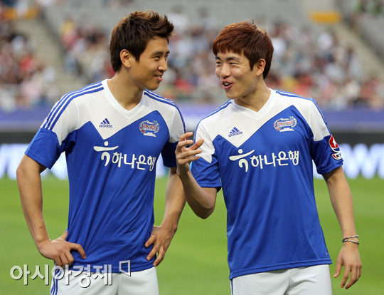 [포토] 윤석영 '구자철 형 내일 결혼식인데 기분이 어때요'