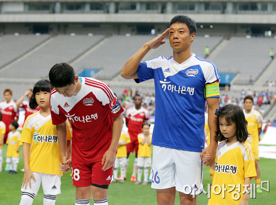 [포토] 이천수-염기훈 '프리킥 마스터들의 서로 다른 인사법'
