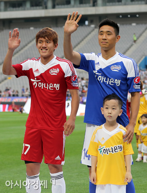 [포토] 인사하는 홍철과 오범석