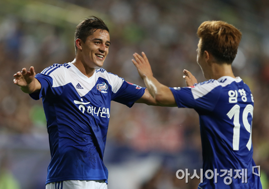 [포토] 골 넣고 기뻐하는 팀 챌린지 알렉스