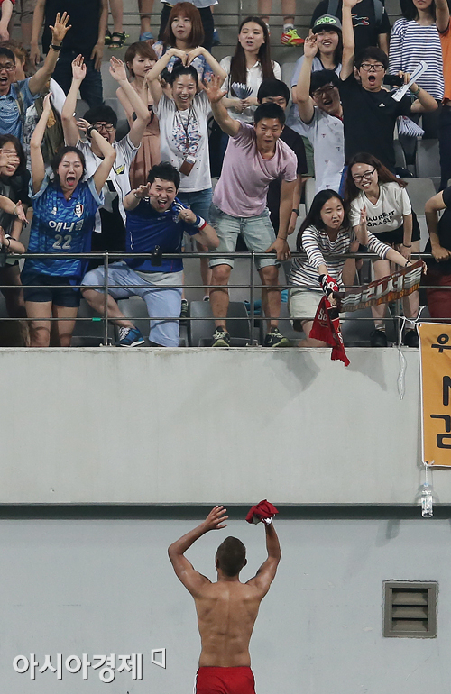 [포토] 정대세 '제 유니폼 받으실 분!'