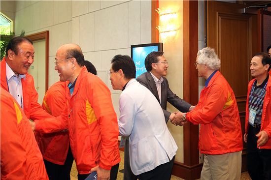 김기문 중소기업중앙회장(오른쪽 세번째)이 리더스포럼 폐회식 직후 행사에 참석한 중소기업 CEO들과 악수하고 있다. 
