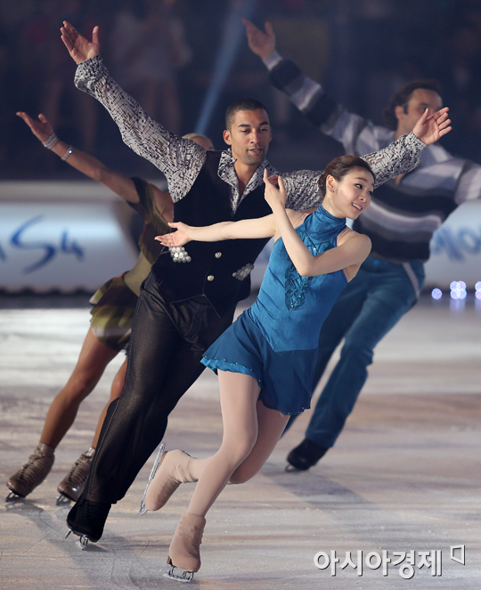 [포토] 김연아 '두 번째 공연도 잘 마쳤어요~'