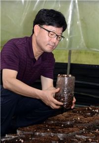 톱밥표고버섯 재배현장 찾은 신원섭 산림청장