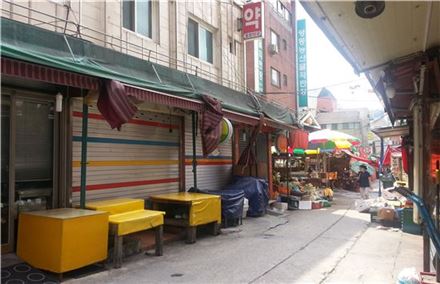 ▲한산한 서울시내의 한 전통시장 골목(사진=아시아경제DB)