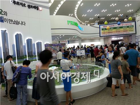 대우건설과 동부건설이 김포풍무2지구에 분양하는 ‘김포풍무 푸르지오 센트레빌’ 견본주택에 주말 3일 동안 하루 1만 2000여명에 육박하는 방문객이 몰렸다. 