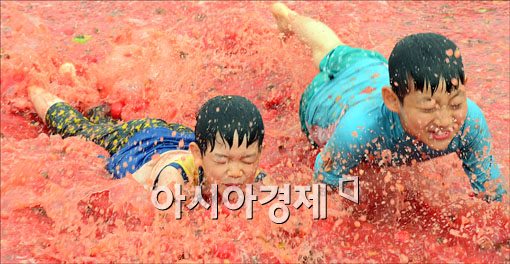 [포토]토마토풀장에서 슬라이딩~